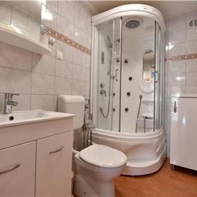 3 Bedroom Villa with Pool & Tennis Court near Sinj, sleeps 8